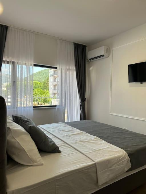 Tivat Apartment Bagian luar foto